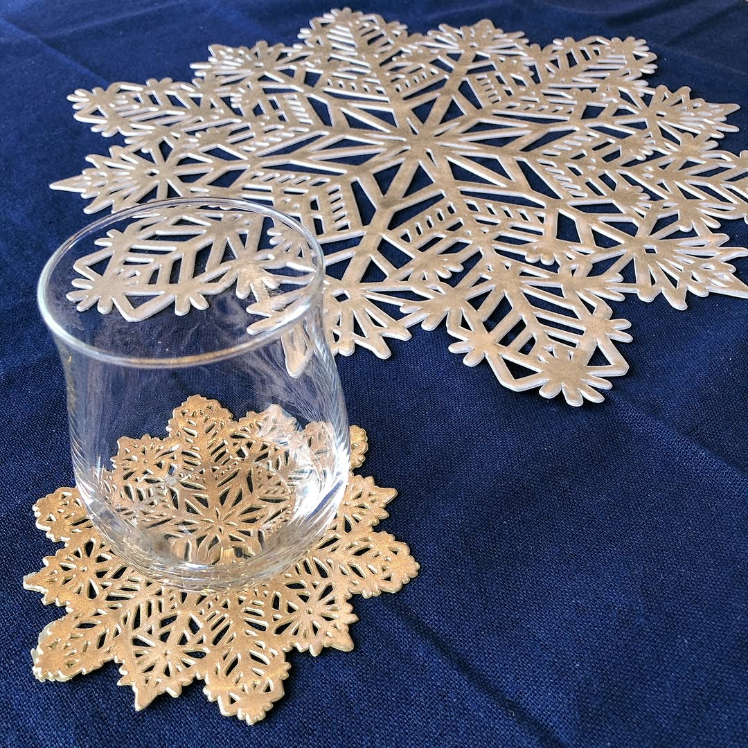 キャンドゥ 雪の結晶 メタリックテーブルマットとコースター