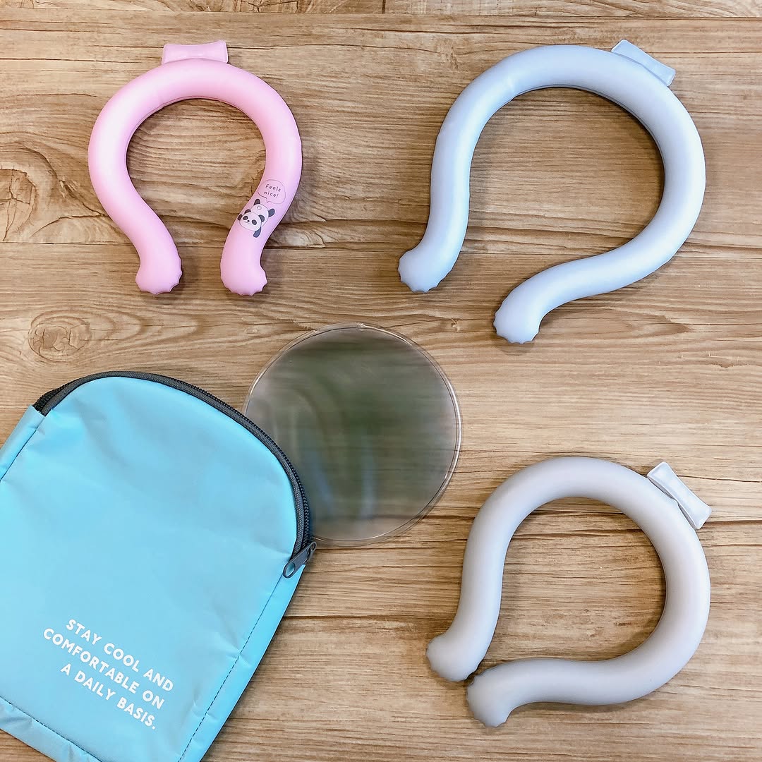 クールネックバンドとポーチ