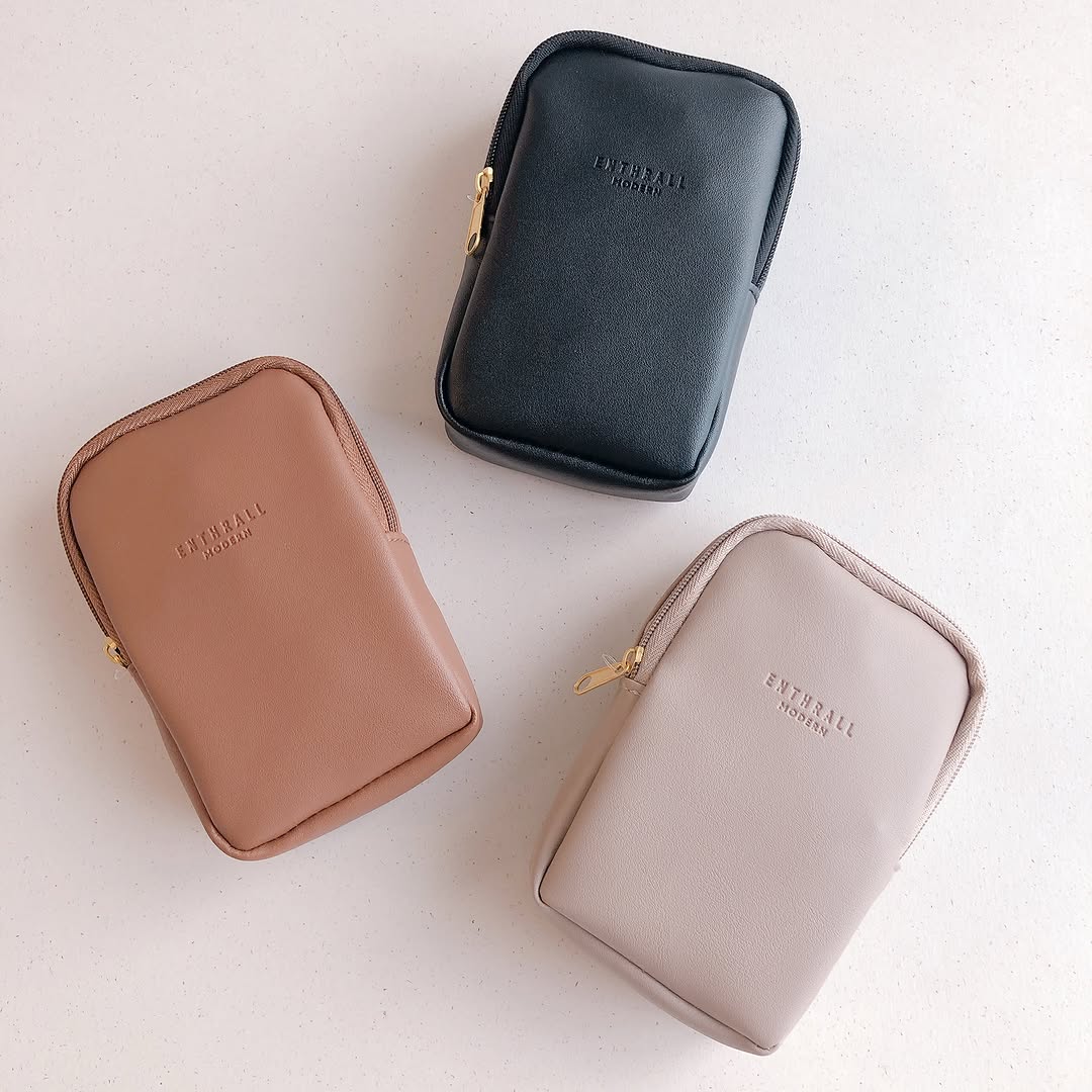 合皮縦型ポーチ英字柄 キャンドゥ