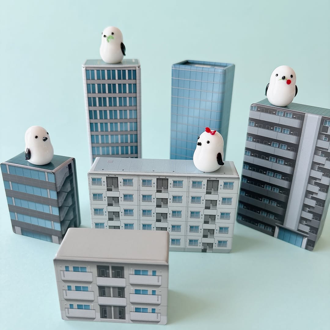 キャンドゥ ミニガラスオブジェシマエナガとミニチュアビル