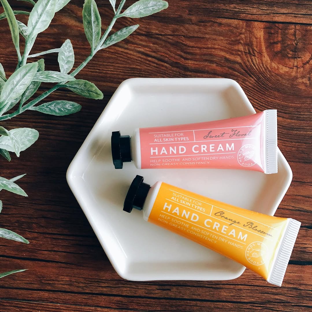 キャンドゥのハンドクリームとインテリアプレート